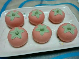 2、番茄汤圆,将番茄圆子放在放有保鲜膜的盘子里。