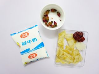 1、养颜鱼胶奶冻,准备材料。(花胶尽量选胶质好,腥味比较淡的,我用的是红鱼肚,经济实惠而且胶质不错,腥味也不重,用来做鱼胶冻刚刚好)