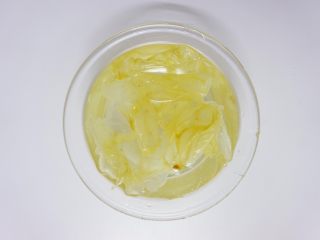 2、养颜鱼胶奶冻,先浸泡半小时变软。
