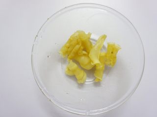 3、养颜鱼胶奶冻,然后用开水烫两分钟,捞起。再凉水浸泡4小时。(如果是腥味重的花胶,最好放姜片下锅灼几分钟去腥,我上面这种没什么腥味就直到开水烫一下就行)