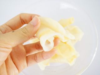 4、养颜鱼胶奶冻,直到完会泡发变软。