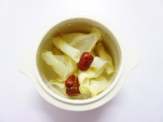 5、养颜鱼胶奶冻,放入炖盎,加入红枣。