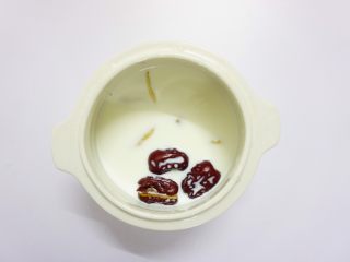 6、养颜鱼胶奶冻,倒入鲜奶。