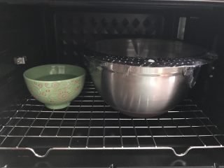 5、日式面包卷,我用的直接法，烤箱里放一碗热水，盖上烤箱门，不用开烤箱，制造一个温暖湿润的环境，发酵一小时左右，发至两倍大