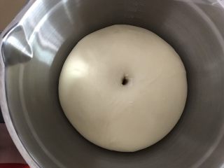6、日式面包卷,发酵好的面团用粘了面粉的手指戳一个洞，洞口不回缩不塌陷即可