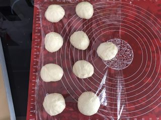 7、日式面包卷,取出排气，分成9份，揉圆，盖上保鲜膜，醒发15-20分钟