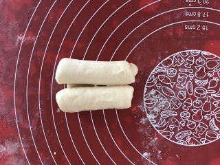 11、日式面包卷,上下两端同时向中间卷起