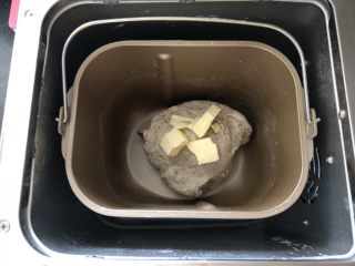 2、蔓越梅花生黑麦软欧包,2、一个揉面程序结束后加入黄油，再启动一个揉面程序。