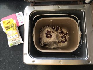 4、蔓越梅花生黑麦软欧包,4、放入蔓越梅干和有机花生碎。