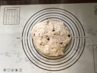 7、蔓越梅花生黑麦软欧包,7、取出轻轻按压排气。