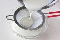 4、立体月饼,搅拌均匀后过滤一下，倒入盘里静置30分钟。