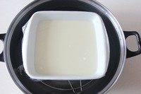 5、立体月饼,盘口封上保鲜膜入锅蒸25分钟样子。