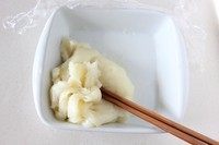 6、立体月饼,将蒸熟的面团，用刮刀将四周刮下来一起搅拌至光滑。