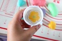 11、立体月饼,将花片安装好在月饼模具里，先放一边备用。