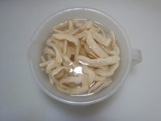 1、韭菜素肉丝,蛋白素肉用温水泡发