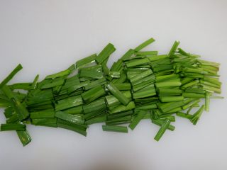 7、韭菜素肉丝,切成段