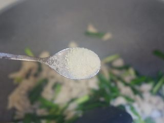 12、韭菜素肉丝,胡椒粉调味翻炒均匀即可~