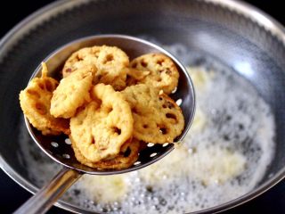 13、藕夹肉,把炸好的藕盒捞出沥干油分就可以了。