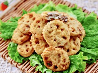 14、藕夹肉,外酥里嫩又香浓可口的炸藕盒就完美出锅咯。