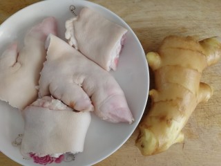 1、猪脚姜,猪脚切小块儿，黄姜洗干净。