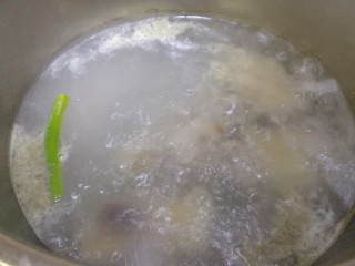 3、猪脚姜,水开焯水5分钟。