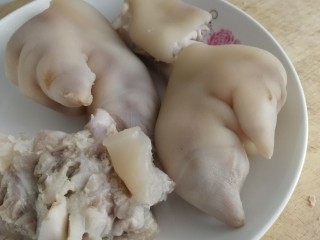 4、猪脚姜,捞出温水洗干净。