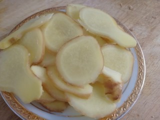 5、猪脚姜,生姜切大片。