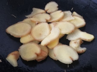 6、猪脚姜,锅里放少油，放入姜片小火翻炒，炒到姜片微微发干，盛出备用。