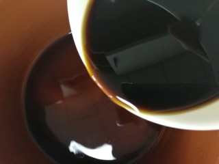 7、猪脚姜,炖锅里倒入甜醋。