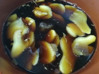 8、猪脚姜,根据自己口味加适量黄冰糖，放入姜片，煮开。