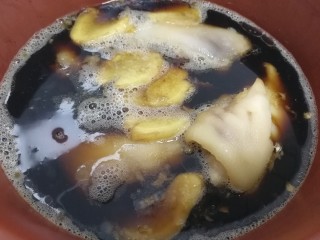 9、猪脚姜,放入猪脚。