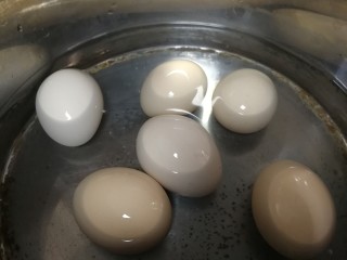 11、猪脚姜,清水煮6个鸡蛋，水开煮8分钟捞出。