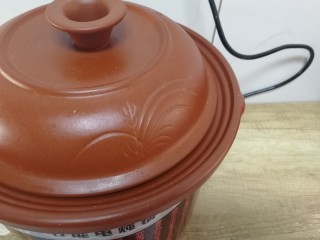 10、猪脚姜,盖上盖子小火慢炖1个小时。