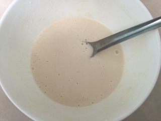 3、大阪烧,低筋面粉加入适量清水调制成稀稠的面糊