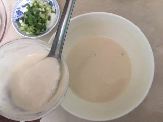 4、大阪烧,加入研磨好的山药泥到低筋面粉糊中搅拌均匀