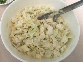 5、大阪烧,放入卷心菜一起搅拌均匀