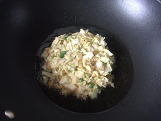 9、大阪烧,锅里倒入少许橄榄油，放入卷心菜面糊煎