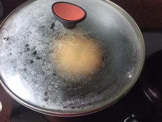 12、大阪烧,盖上锅盖中火煎8分钟