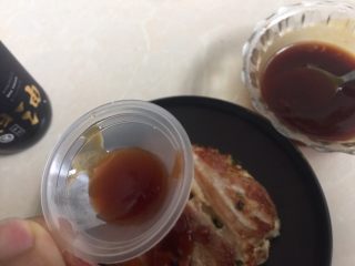 16、大阪烧,然后将煎好的大阪烧用漏斗勺入酱料淋在上面