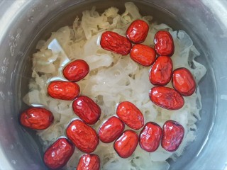 6、木瓜炖牛奶,加入红枣，大火煮起来