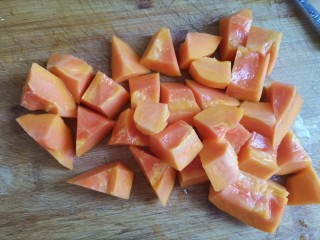 8、木瓜炖牛奶,洗干净切小块