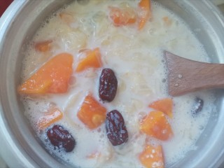 12、木瓜炖牛奶,继续煮7～8分钟即可