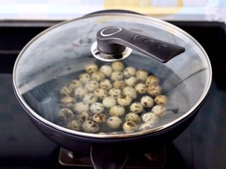 3、啤酒香卤鹌鹑蛋,盖上锅盖中火煮沸后，继续煮5分钟，关火焖2分钟后捞出。