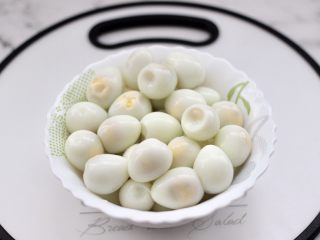 4、啤酒香卤鹌鹑蛋,把煮熟的鹌鹑蛋放入冷水里浸泡一下，凉透后剥壳，用冷水浸泡过的鹌鹑蛋更容易去除蛋壳。