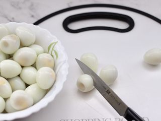 5、啤酒香卤鹌鹑蛋,用刀在鹌鹑蛋的表面划上三刀，这样煮的时候更容易入味。