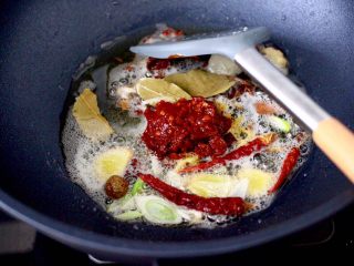 7、啤酒香卤鹌鹑蛋,这个时候加入郫县豆瓣酱炒出红油。