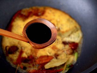 8、啤酒香卤鹌鹑蛋,先加入生抽和老抽，蚝油调味调色，继续翻炒均匀。