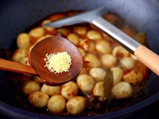 11、啤酒香卤鹌鹑蛋,加入鸡精增加口感。