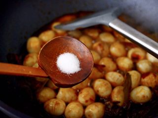 10、啤酒香卤鹌鹑蛋,这个时候加入盐调味，口味轻的可以忽略不加。