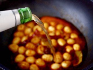 12、啤酒香卤鹌鹑蛋,锅中倒入啤酒，啤酒的量要没过鹌鹑蛋，用啤酒代替清水煮的鹌鹑蛋口感更好，味道更纯厚。